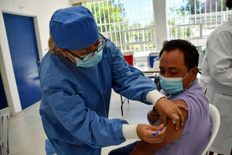 Salud definirá fecha para vacuna de refuerzo de maestros y doctores