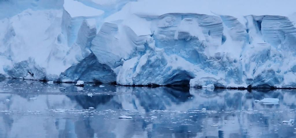 Icerberg azul y blanco. Fotografía de William Gregory.