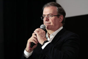Celebra Ebrard que autopartes estén exentas de aranceles 