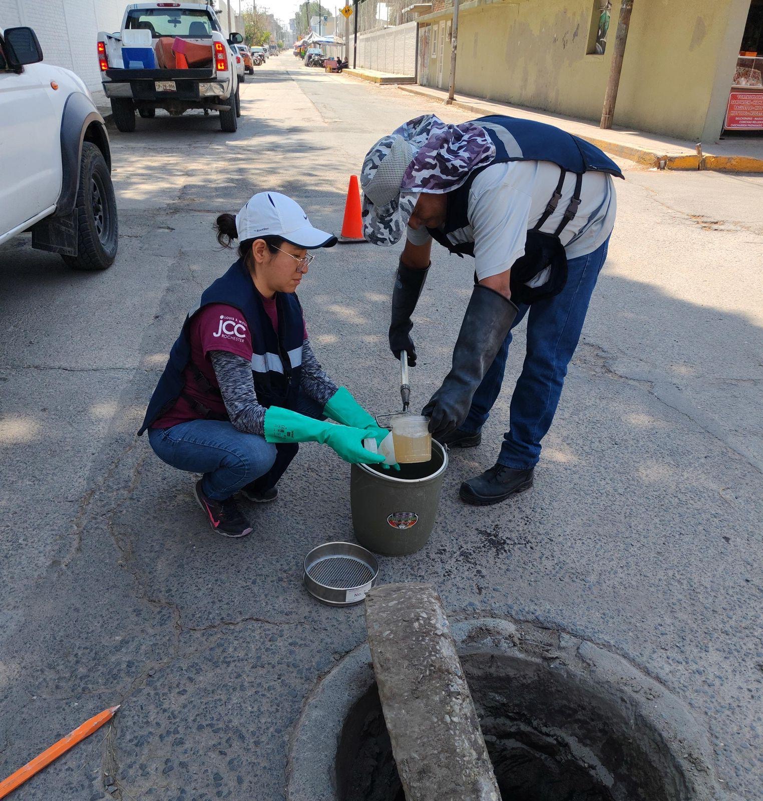 Monitorean calidad de agua en drenaje de Puebla