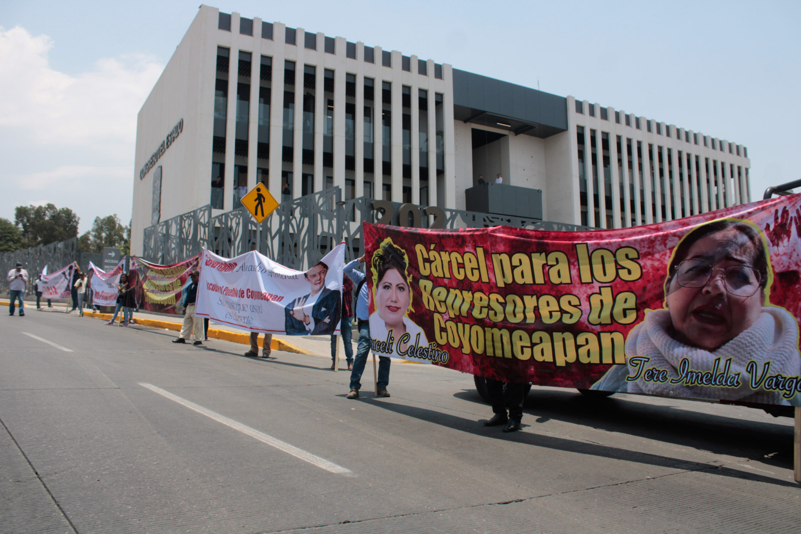 Protestan pobladores de Coyomeapan en Casa Aguayo