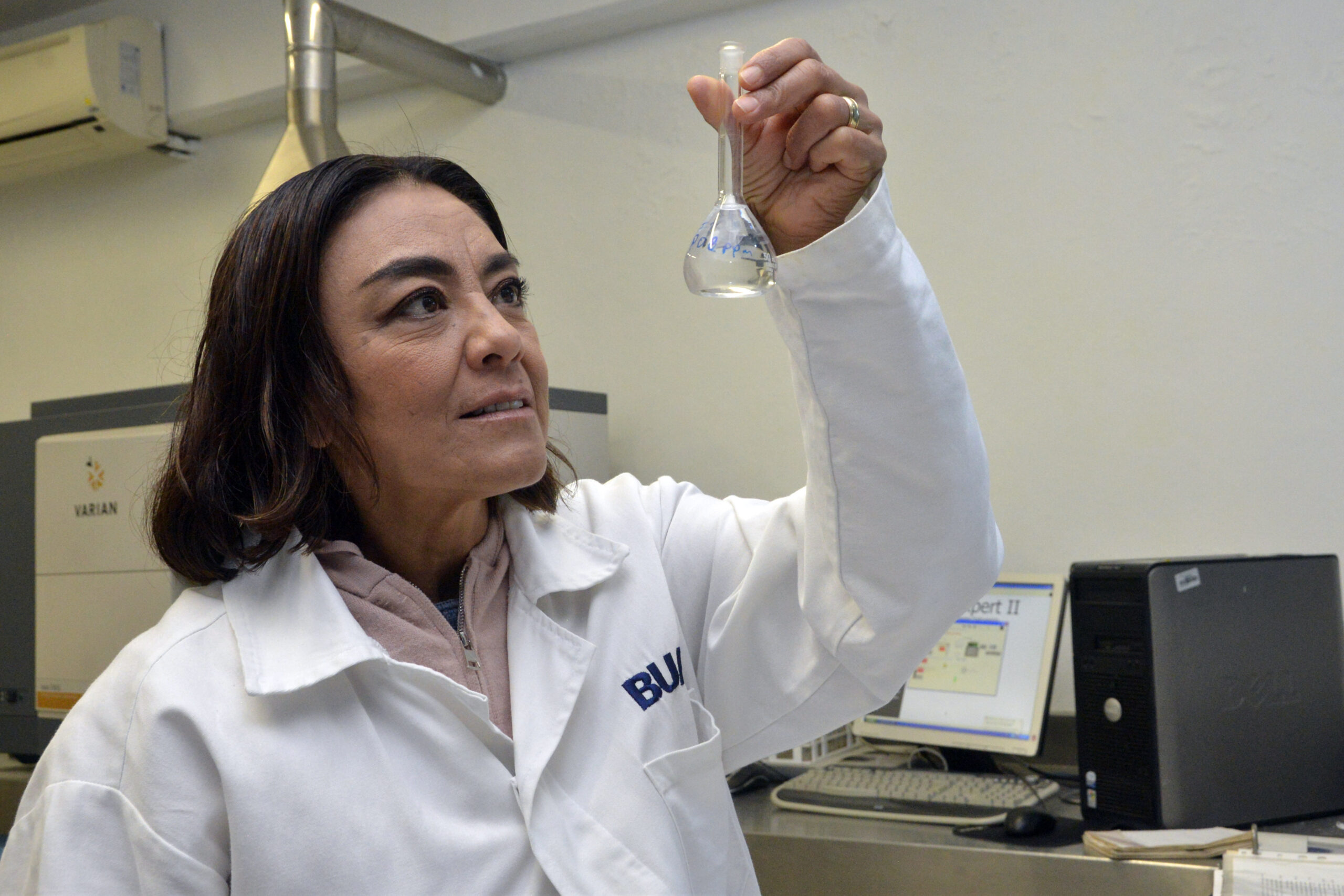 BUAP analiza agua y lirio en represas de Puebla