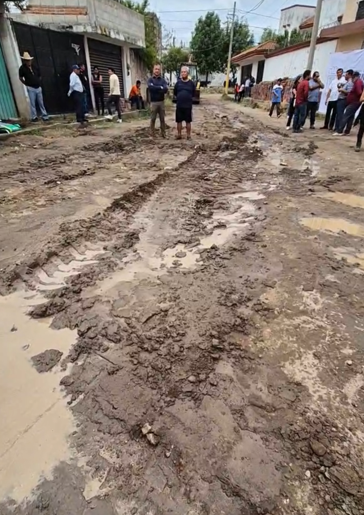 Omar Muñoz pavimenta calle olvidada por 30 años
