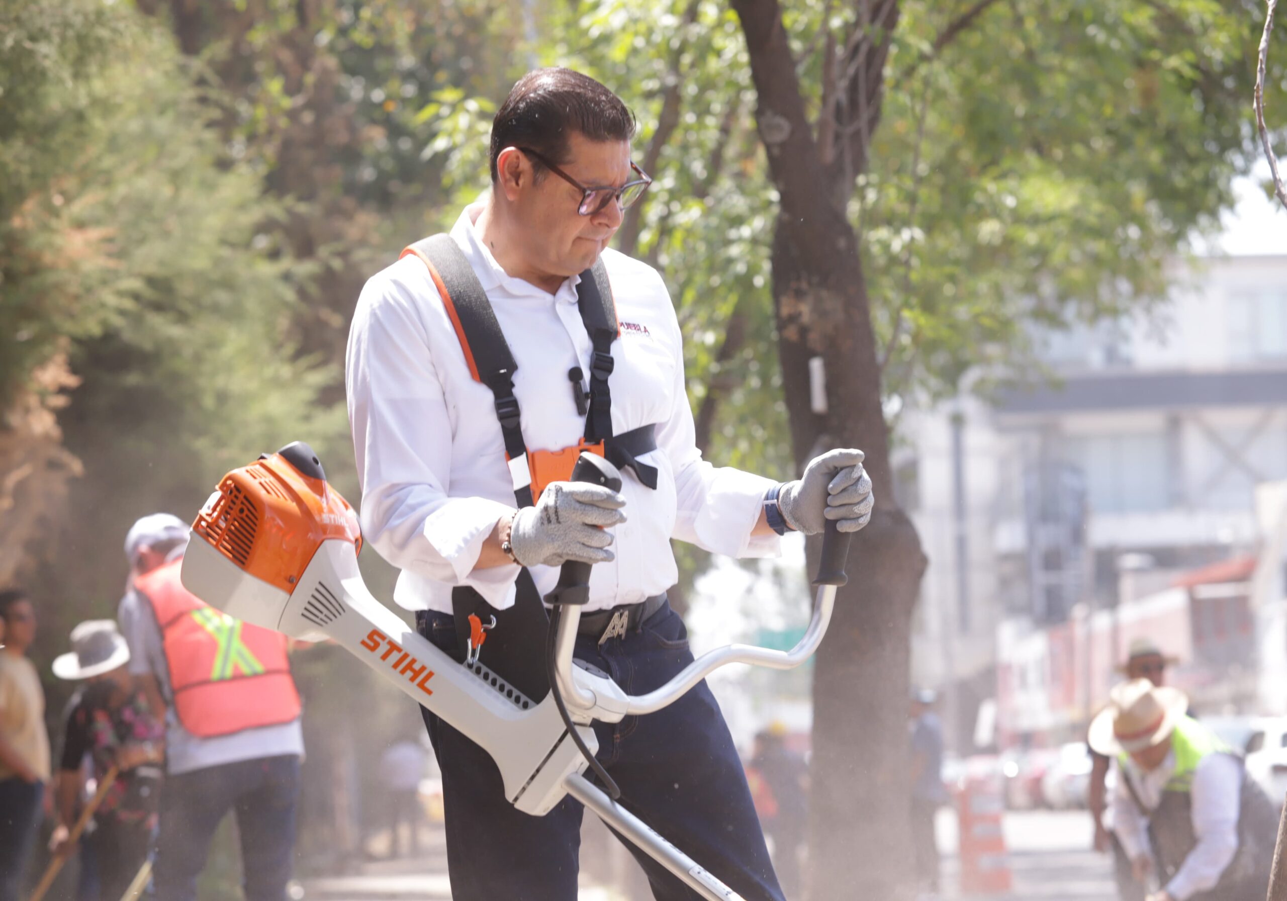 Armenta encabeza faena y anuncia apoyo comunitario