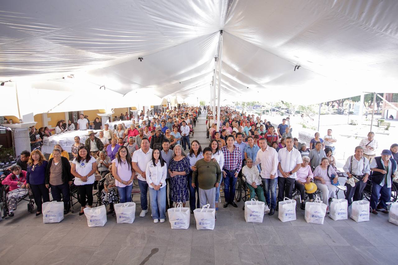 Lupita Cuautle entrega apoyos alimentarios en San Andrés