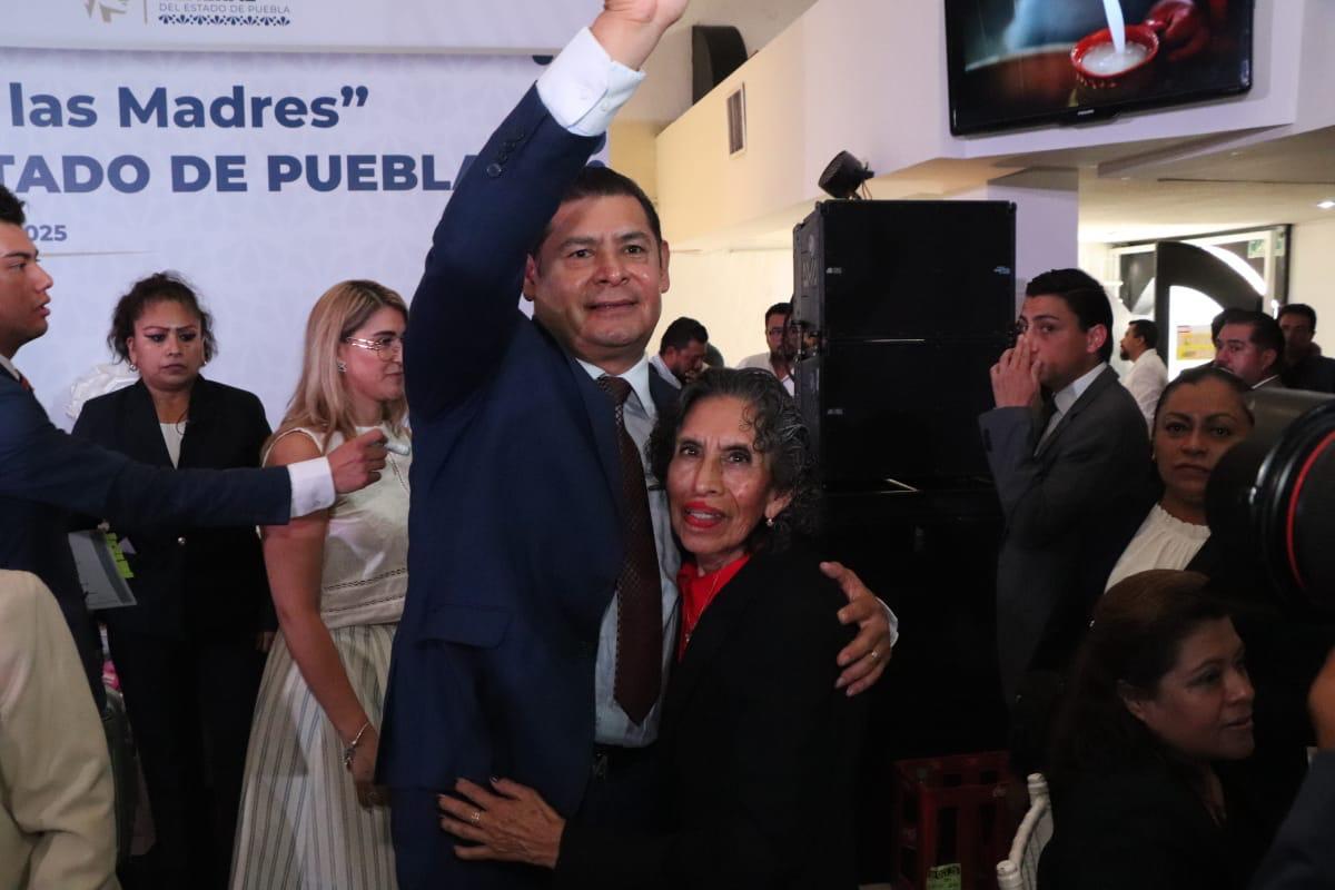 Armenta e Idamis Pastor reconocen a madres de la FGE