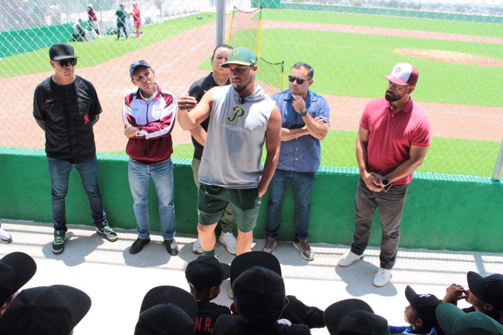 Encuentro de béisbol une a jóvenes y profesionales en Acatzingo