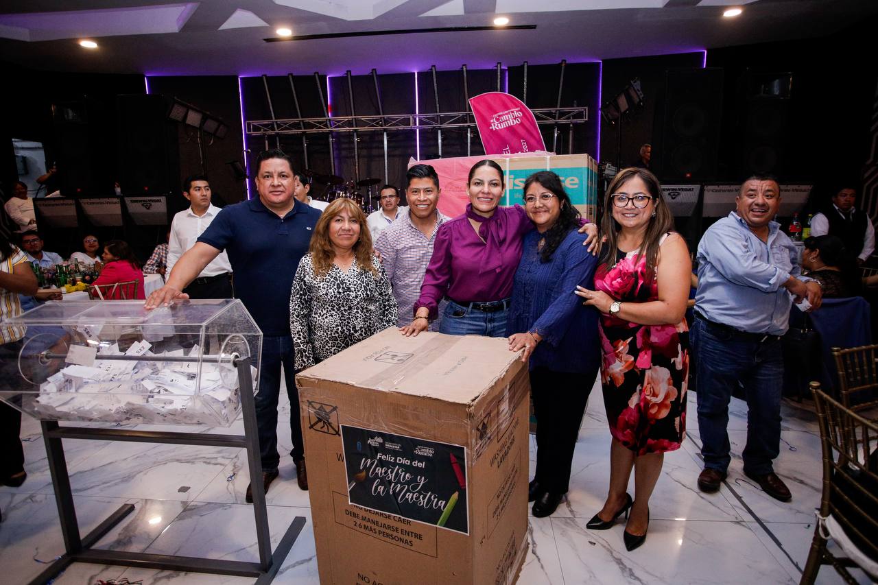 Lupita Cuautle reconoce a docentes en San Andrés Cholula