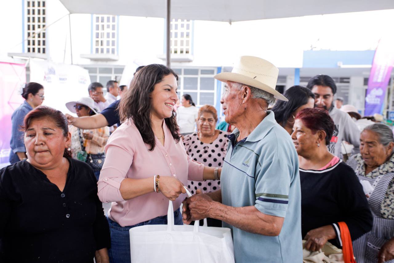 Entrega Lupita Cuautle apoyos alimentarios