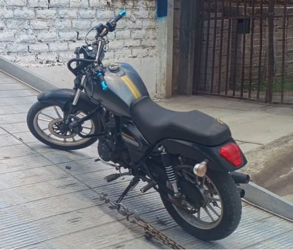 Un presunto narcomenudista fue detenido en Cuautlancingo con 14 dosis de cristal. También se recuperó una motocicleta con reporte de robo. Ya está en Fiscalía.