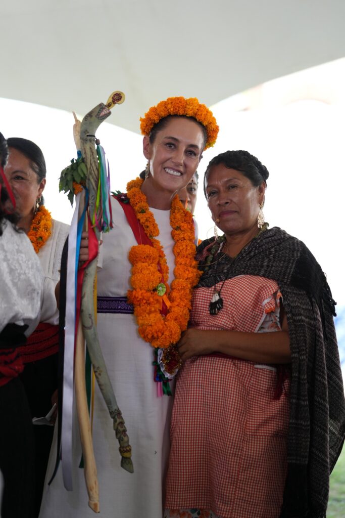 La presidenta de México, Claudia Sheinbaum Pardo, afirmó que la Organización de Estados Americanos (OEA) no tiene autoridad para opinar sobre la soberanía nacional, en referencia a la reciente reforma judicial que permite la elección directa de jueces y magistrados. “México, de manera soberana, decidió cómo quiere que sea su sistema de justicia. La OEA debe respetar esa decisión”, declaró durante la asamblea del Fondo de Aportaciones para la Infraestructura Social para Pueblos y Comunidades Indígenas y Afromexicanas (FAISPIAM), celebrada en Coatetelco, Morelos. Sheinbaum celebró que Hugo Aguilar Ortiz, abogado de origen mixteco, será el primer presidente indígena de la Suprema Corte de Justicia de la Nación (SCJN) desde Benito Juárez. “Un hombre honesto, un gran abogado, pero además indígena. ¿Está cambiando México? Sí, y está cambiando para bien”, expresó. También recordó que gracias a la reforma constitucional impulsada por su gobierno, los pueblos originarios ahora son sujetos de derecho, lo que se refleja en el presupuesto directo para sus comunidades. Este año, por primera vez, se destinarán 12 mil 374 millones de pesos a 20 mil comunidades indígenas y afromexicanas. La secretaria de Bienestar, Ariadna Montiel Reyes, detalló que el 10% del Fondo de Infraestructura Social se canaliza directamente a esas poblaciones, cumpliendo lo establecido en el artículo 2 de la Constitución. En el evento también participaron el director del INPI, Adelfo Regino Montes, y la gobernadora de Morelos, Margarita González Saravia, quien destacó el valor de entregar presupuesto directo a los pueblos originarios: “Son el corazón de Morelos”, dijo. Con este acto, la presidenta reafirmó su compromiso con la transformación del país desde abajo, con justicia social y plena soberanía.