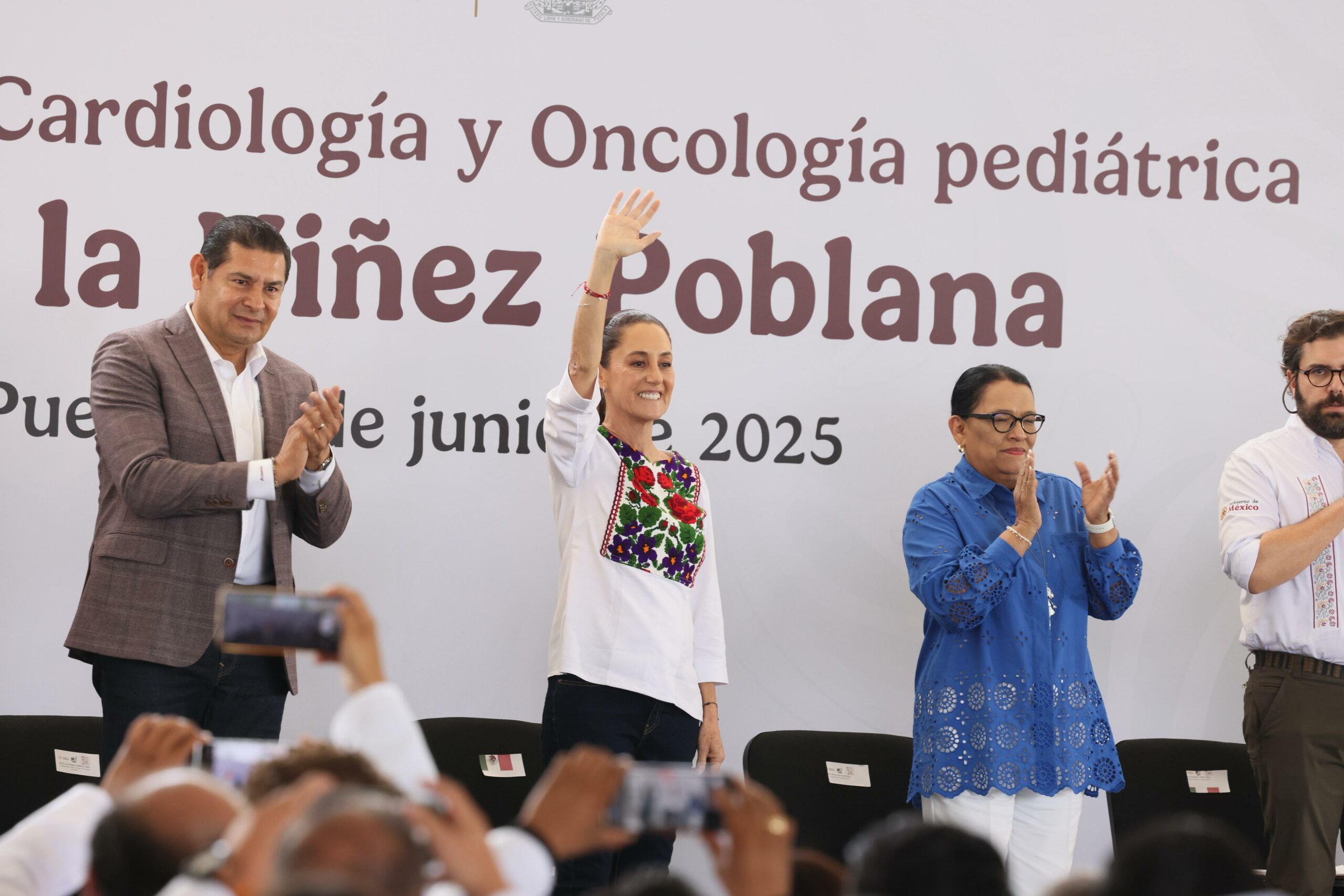Sheinbaum inaugura torres médicas en Puebla