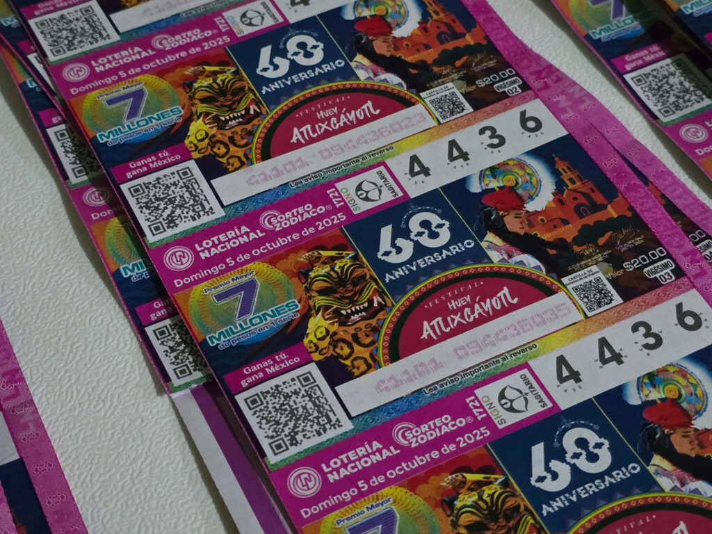 Develan billete de Lotería Nacional por los 60 años del Huey Atlixcáyotl