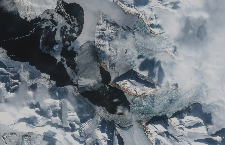 Glaciar Kongsfjorden. Se resaltan los relieves. Crédito: satélite Sentinel2-MSI, ESA