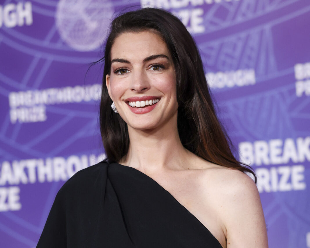 Anne Hathaway es nombrada la mujer más bella del mundo.....